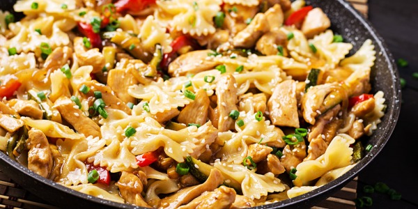 Farfalle con calabacín, con pluma ibérica y taquitos de jamón ibérico