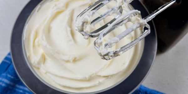 Mousse de queso con jamón ibérico y crumble de tomate