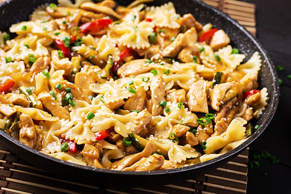 Farfalle con calabacín, con pluma ibérica y taquitos de jamón ibérico