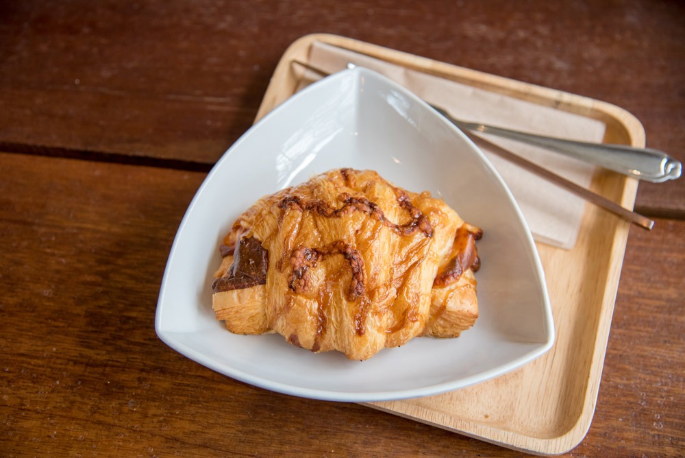 Croissant de jamón ibérico, queso gruyere y huevo pochado